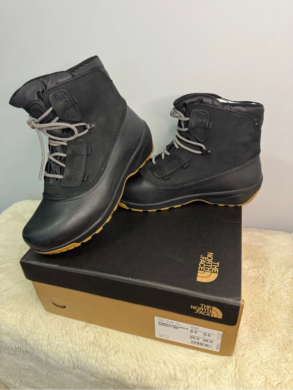 New in Box 🥾North Face Women's Shellista IV Shorty WP